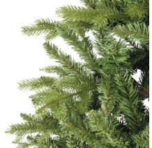 Närbild på konstgjorda granrisgrenar av plast med naturtrogna barr.