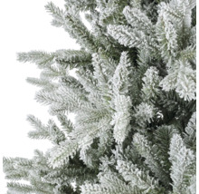 Detaljvy av de snöiga grenarna på en konstgjord julgran för juldekoration.