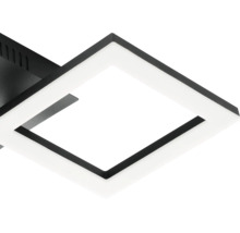 Detalj av en modern kvadratisk LED-taklampa med svart ram och vit diffusor.