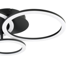 Modern LED-taklampa i svart och vitt med överlappande ringar av metall och plast.