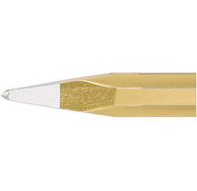 Närbild av den vässade spetsen på en guldfärgad timmermanspenna i trä med vit stift.