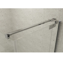 Stabiliseringsstång och beslag i metall för en duschvägg i glas mot en kaklad vägg.
