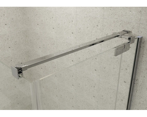 Stabiliseringsstång och beslag i metall för en duschvägg i glas mot en kaklad vägg.