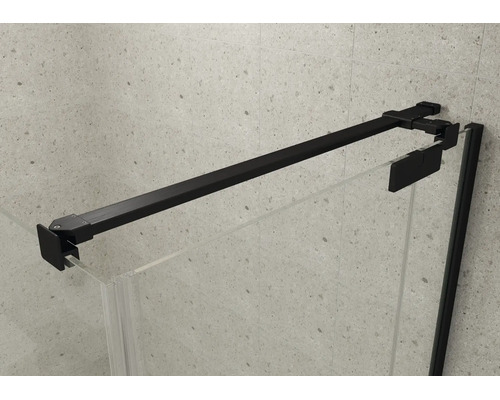 Svart stabiliseringsstång i metall för duschväggar av glas, monterad på en ljus vägg med stenlook.