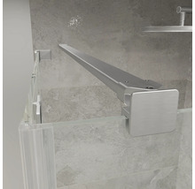 Detaljvy av en modern stabiliseringsstång i metall för en duschvägg i glas i ett ljust, kaklat badrum.