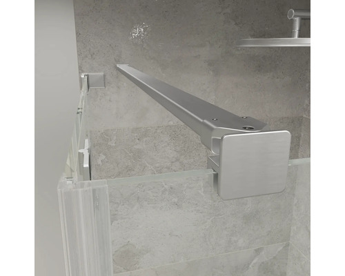 Detaljvy av en modern stabiliseringsstång i metall för en duschvägg i glas i ett ljust, kaklat badrum.