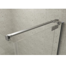Silverfärgad stabiliseringsstång i metall för duschväggar av glas, monterad mellan glaspanel och kaklad vägg.