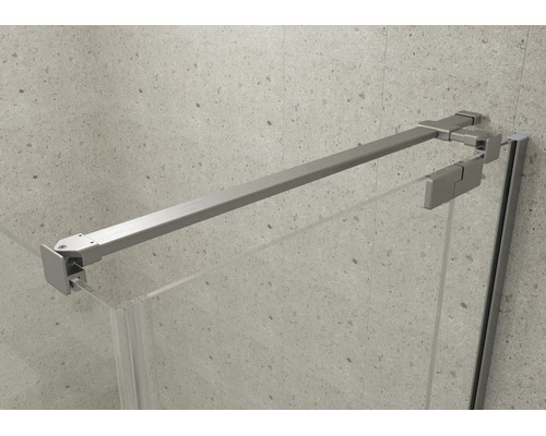 Silverfärgad stabiliseringsstång i metall för duschväggar av glas, monterad mellan glaspanel och kaklad vägg.