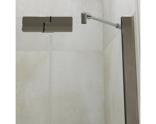 Duschvägg i glas med kromat stabiliseringsstag och gångjärn för en modern duschkabin.