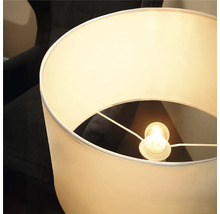 Modern golvlampa med cylindrisk tygskärm och integrerad ljuskälla för ljus rumsbelysning.