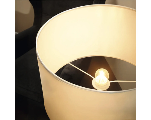 Modern golvlampa med cylindrisk tygskärm och integrerad ljuskälla för ljus rumsbelysning.