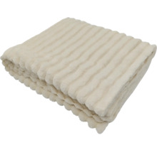 En mjuk pläd med randig struktur, hopvikt som dekorativ hemtextil.
