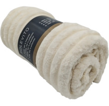 En rullad pläd av mjuk polyester med en produktetikett från Solevito.