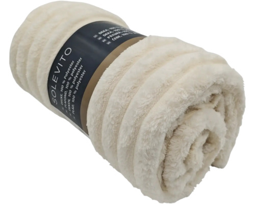 En rullad pläd av mjuk polyester med en produktetikett från Solevito.