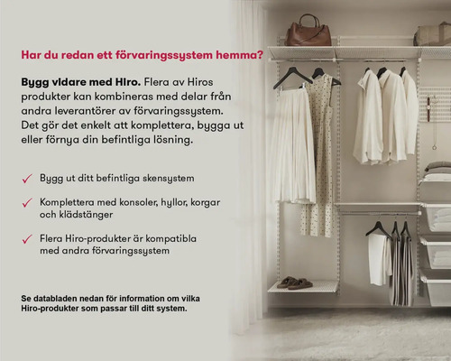 Öppet hyllsystem Hiro för flexibel väggmontering med klädstänger, hyllplan och trådkorgar för organiserad klädförvaring.