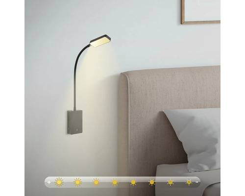 Modern väggmonterad LED läslampa med flexibel arm monterad bredvid en säng i sovrummet för riktad belysning.