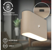 Vägglampa med rörelsesensor, utbytbart batteri, omkopplare för On Off Auto läge och USB C port för laddning.