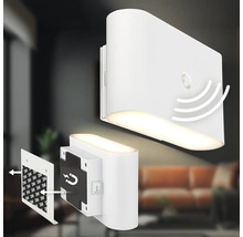 LED vägglampa med rörelsesensor och magnetfäste med självhäftande dyna för enkel väggmontering.