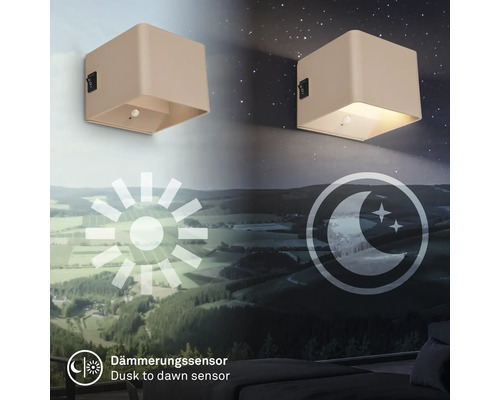 Fyrkantig vägglampa med skymningsrelä och strömbrytare, tänds automatiskt i mörker, perfekt för utomhusbelysning.