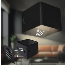 Fyrkantig LED vägglampa med rörelsesensor och magnetfäste inklusive självhäftande platta för enkel montering.