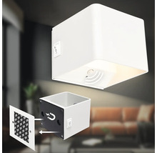 Fyrkantig LED vägglampa med rörelsesensor och magnetfäste för självhäftande montering i vardagsrum.