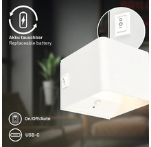 Fyrkantig vägglampa med rörelsedetektor, utbytbart batteri, USB-C anslutning och driftlägen på, av och automatik.