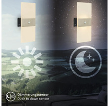 LED vägglampa med skymningssensor visad i dag och natt miljö för att illustrera sensorfunktionen