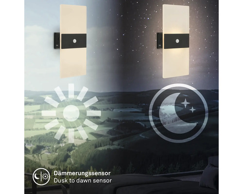 Rektangulär vägglampa med rörelsedetektor och skymningsrelä framför landskap vid dag och natt
