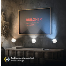 Tre runda LED vägglampor ovanför en byrå med justerbar färgtemperatur och Briloner logotyp