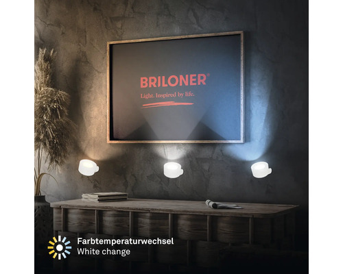 Tre runda LED vägglampor ovanför en byrå med justerbar färgtemperatur och Briloner logotyp