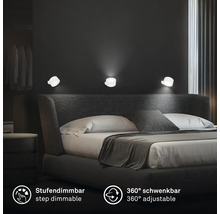 Tre moderna, vridbara LED vägglampor ovanför en säng i ett sovrum. Lamporna är dimbara i steg och vridbara 360 grader.