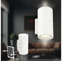 Cylindrisk LED vägglampa i vitt med klistermontering genom 3M tejp framför ett modernt vardagsrum