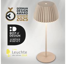 Modern golvlampa med veckad skärm och rund bas med utmärkelserna German Design Award 2025 och Best of Design Schöner Wohnen