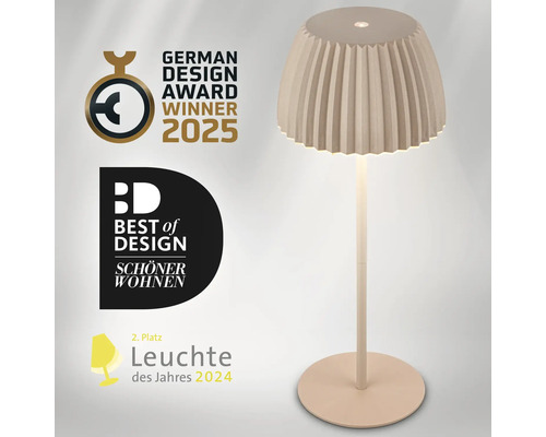 Modern golvlampa med veckad skärm och rund bas med utmärkelserna German Design Award 2025 och Best of Design Schöner Wohnen