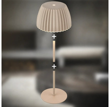 Modern golvlampa med veckad lampskärm och bas i flera delar för inomhusbelysning.