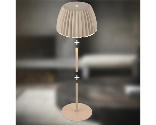 Modern golvlampa med veckad lampskärm och bas i flera delar för inomhusbelysning.