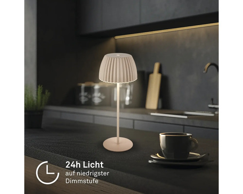 Modern LED bordslampa med plisserad skärm på en köksbänk, 24 timmars drifttid på lägsta ljusstyrka.