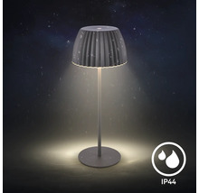 Modern golvlampa för utomhusbruk med plisserad lampskärm och stänkskyddad IP44 klassning för utomhusmiljö.