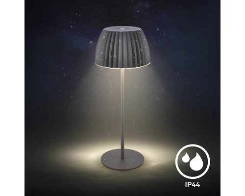 Modern golvlampa för utomhusbruk med plisserad lampskärm och stänkskyddad IP44 klassning för utomhusmiljö.