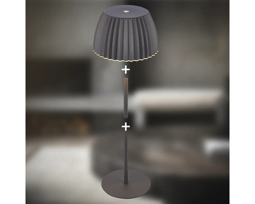 Modern golvlampa med plisserad lampskärm och smalt stativ med bas för belysning av vardagsrummet.