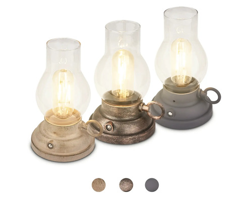 Tre dekorativa LED bordslampor i fotogenlampsdesign med glaskupa i olika utföranden