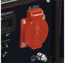 Växelströmsuttag 230 volt med fällbart lock på en elgenerator