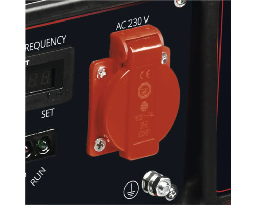 Växelströmsuttag 230 volt med fällbart lock på en elgenerator