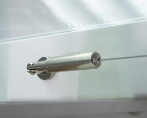 Detaljvy av en vajerupphängning för ett terrasstak