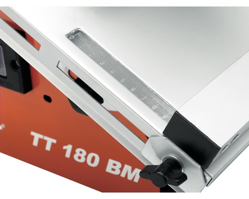 Detaljvy av en bordssåg med anslag och mätskala