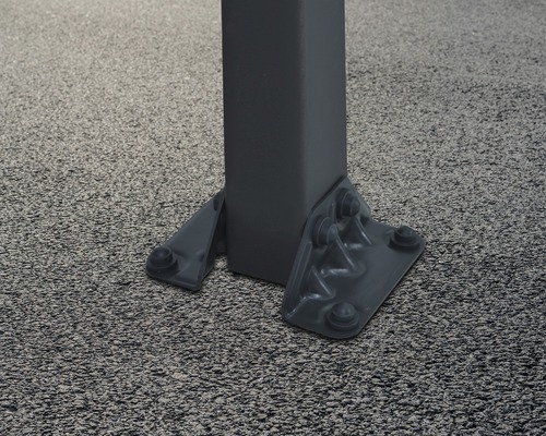 Detaljbild av en stolpfästning på ett underlag