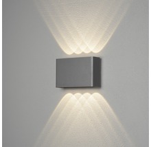 Rektangulär vägglampa av metall med indirekt belysning