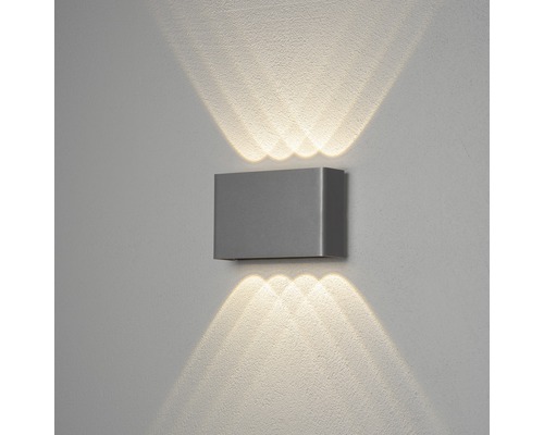 Rektangulär vägglampa av metall med indirekt belysning