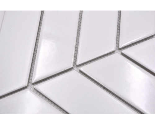 Detalj av vita mosaikplattor i avlång rombform