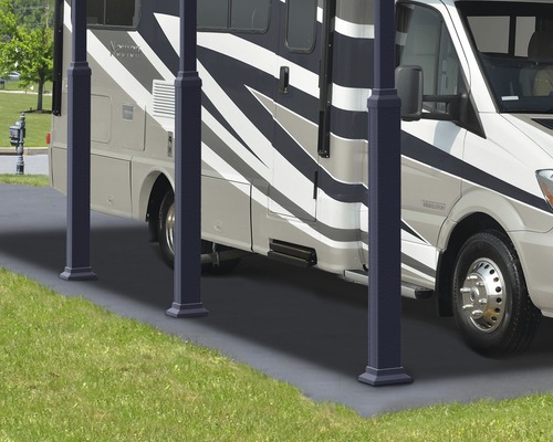 Husbil under en carport med stolpar